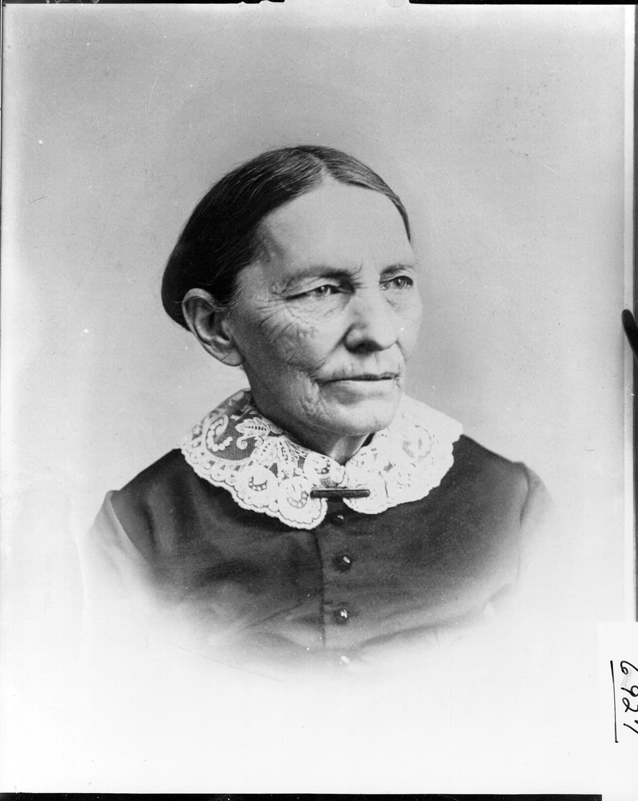 Retrato de archivo de una mujer mayor